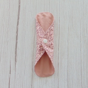Tisztasági betét :  rózsaszín- bordó inda mintás / mosható textil betét - szépségápolás - intim higiénia - tisztasági betét - Meska.hu