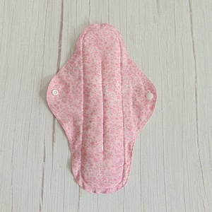 31 cm-es mosható betét / rózsaszín indák és virágok, Szépségápolás, Intim higiénia, Intimbetét, Varrás, MESKA
