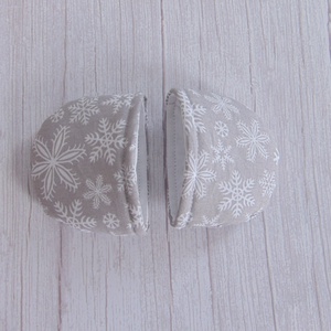 Edényfogó fül / szürke - fehér hópehely mintás - otthon & életmód - konyhafelszerelés, tálalás - konyhai textil - edényfogó & edényfedő - Meska.hu