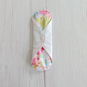 23 cm-es mosható női betét / rózsaszín - virág és kolibri - szépségápolás - intim higiénia - intimbetét - Meska.hu
