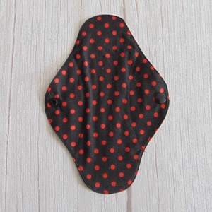 Tisztasági betét- fekete piros pöttyös  / mosható textil betét - szépségápolás - intim higiénia - tisztasági betét - Meska.hu
