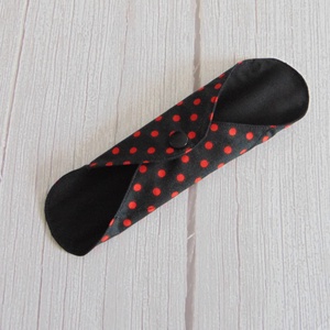 Tisztasági betét- fekete piros pöttyös  / mosható textil betét - szépségápolás - intim higiénia - tisztasági betét - Meska.hu