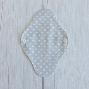 Tisztasági betét : szürke- fehér szívecske / mosható textil betét, Szépségápolás, Intim higiénia, Tisztasági betét, Varrás, MESKA