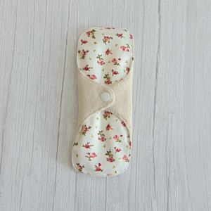 DANA D2 NORMÁL mosható betét 20,5 cm / apró rózsák, Szépségápolás, Intim higiénia, Intimbetét, Varrás, MESKA