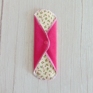 LARA mosható betét 23 cm / Pink frottír : apró rózsaszín rózsák - szépségápolás - intim higiénia - intimbetét - Meska.hu