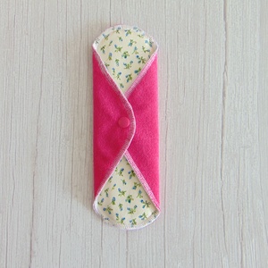 LARA mosható betét 23 cm / Pink frottír : apró kék rózsák - szépségápolás - intim higiénia - intimbetét - Meska.hu