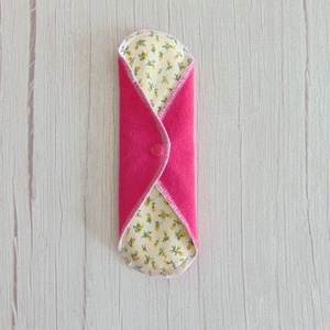 LARA mosható betét 23 cm / Pink frottír : apró sárga rózsák - szépségápolás - intim higiénia - intimbetét - Meska.hu