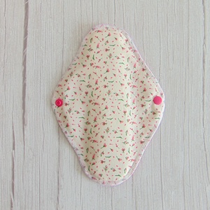 LARA mosható betét 23 cm / Pink frottír : rózsaszín apró virágok - szépségápolás - intim higiénia - intimbetét - Meska.hu