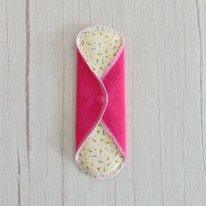 LARA mosható betét 23 cm / Pink frottír : sárga apró virágok - szépségápolás - intim higiénia - intimbetét - Meska.hu