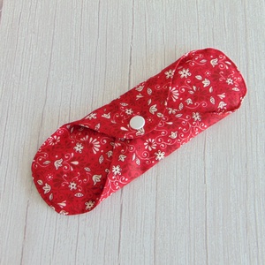 20 cm-es mosható betét / piros - krém apró virágok - szépségápolás - intim higiénia - intimbetét - Meska.hu