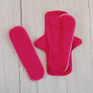 DANA D3 PLUS mosható betét 23,5 cm / apró rózsaszín virágok - fekete - szépségápolás - intim higiénia - intimbetét - Meska.hu