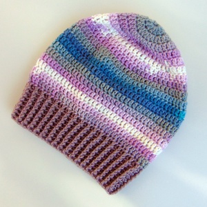 Lila-kék-szürke színű slouchy fazonú női sapka /  horgolt sapka  - ruha & divat - sál, sapka, kendő - sapka - Meska.hu