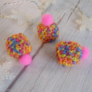 Karácsonyfadísz - horgolt sapka 3db/cs / színes - karácsony - karácsonyi lakásdekoráció - karácsonyfadíszek - Meska.hu