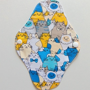 Lara mosható tisztasági betét 19,5 cm / cicák kék-sárga / mosható textil betét, többször használható, Szépségápolás, Intim higiénia, Tisztasági betét, Varrás, MESKA