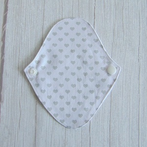 Mosható tanga tisztasági betét / fehér -szürke szívecskék - szépségápolás - intim higiénia - tisztasági betét - Meska.hu