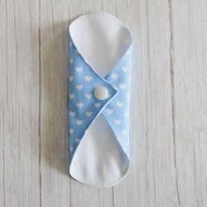 Sarah mosható tisztasági betét 17 cm / világoskék - fehér szívecske - szépségápolás - intim higiénia - tisztasági betét - Meska.hu