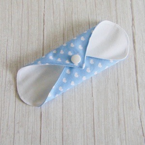 Sarah mosható tisztasági betét 17 cm / világoskék - fehér szívecske - szépségápolás - intim higiénia - tisztasági betét - Meska.hu