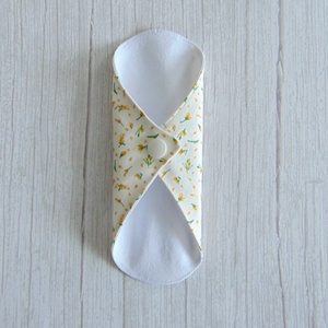 Sarah mosható tisztasági betét 17 cm / apró sárga virágok - szépségápolás - intim higiénia - tisztasági betét - Meska.hu