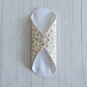 Sarah mosható tisztasági betét 17 cm / apró rózsaszín virágok - szépségápolás - intim higiénia - tisztasági betét - Meska.hu