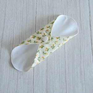 Sarah mosható tisztasági betét 17 cm / apró sárga rózsák - szépségápolás - intim higiénia - tisztasági betét - Meska.hu