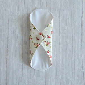 Sarah mosható tisztasági betét 17 cm / apró rózsák - szépségápolás - intim higiénia - tisztasági betét - Meska.hu