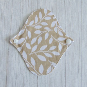 Sarah mosható tisztasági betét 17 cm / bézs - fehér levelek, Szépségápolás, Intim higiénia, Tisztasági betét, Varrás, MESKA