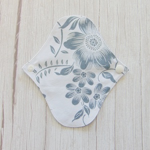 Sarah mosható tisztasági betét 17 cm / szürke virágok - Meska.hu