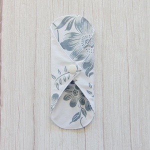 Sarah mosható tisztasági betét 17 cm / szürke virágok - szépségápolás - intim higiénia - tisztasági betét - Meska.hu