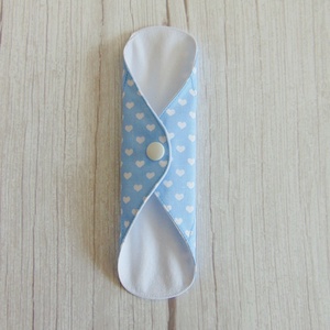Lara tisztasági betét 19,5 cm / világoskék - fehér szívecske / mosható textil betét, mosható tisztasági betét, mosibetét - Meska.hu