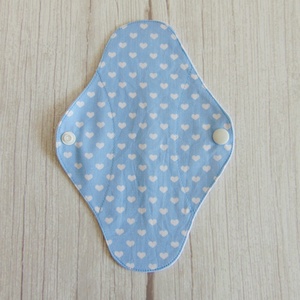Lara tisztasági betét 19,5 cm / világoskék - fehér szívecske / mosható textil betét, mosható tisztasági betét, mosibetét - szépségápolás - intim higiénia - tisztasági betét - Meska.hu