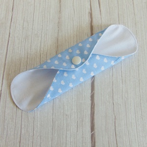 Lara tisztasági betét 19,5 cm / világoskék - fehér szívecske / mosható textil betét, mosható tisztasági betét, mosibetét - szépségápolás - intim higiénia - tisztasági betét - Meska.hu