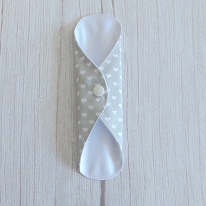 Lara tisztasági betét 19,5 cm / szürke - fehér szívecske / mosható textil betét, mosható tisztasági betét, mosibetét, Szépségápolás, Intim higiénia, Tisztasági betét, Varrás, MESKA
