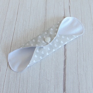 Lara tisztasági betét 19,5 cm / szürke - fehér szívecske / mosható textil betét, mosható tisztasági betét, mosibetét - szépségápolás - intim higiénia - tisztasági betét - Meska.hu