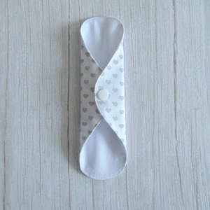 Lara tisztasági betét 19,5 cm / fehér - szürke szívecske / mosható textil betét, mosható tisztasági betét, mosibetét, Szépségápolás, Intim higiénia, Tisztasági betét, Varrás, MESKA