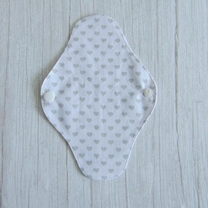 Lara tisztasági betét 19,5 cm / fehér - szürke szívecske / mosható textil betét, mosható tisztasági betét, mosibetét - szépségápolás - intim higiénia - tisztasági betét - Meska.hu