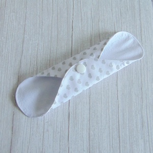 Lara tisztasági betét 19,5 cm / fehér - szürke szívecske / mosható textil betét, mosható tisztasági betét, mosibetét - szépségápolás - intim higiénia - tisztasági betét - Meska.hu