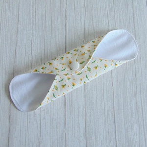 Lara tisztasági betét 19,5 cm / sárga apró virágok / mosható textil betét, mosható tisztasági betét, mosibetét - szépségápolás - intim higiénia - tisztasági betét - Meska.hu