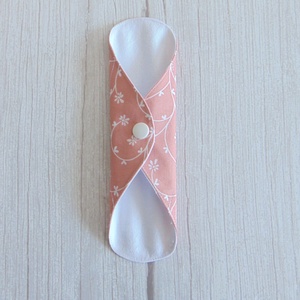 Lara tisztasági betét 19,5 cm / rózsaszín - fehér indák és virágok / mosható betét, mosható tisztasági betét, mosibetét - Meska.hu