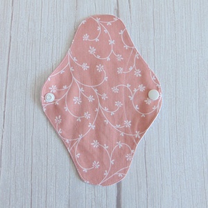 Lara tisztasági betét 19,5 cm / rózsaszín - fehér indák és virágok / mosható betét, mosható tisztasági betét, mosibetét - szépségápolás - intim higiénia - tisztasági betét - Meska.hu