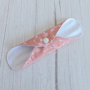 Lara tisztasági betét 19,5 cm / rózsaszín - fehér indák és virágok / mosható betét, mosható tisztasági betét, mosibetét - szépségápolás - intim higiénia - tisztasági betét - Meska.hu