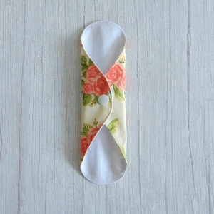 Lara tisztasági betét 19,5 cm / barack színű rózsák / mosható textil betét, mosható tisztasági betét, mosibetét - Meska.hu