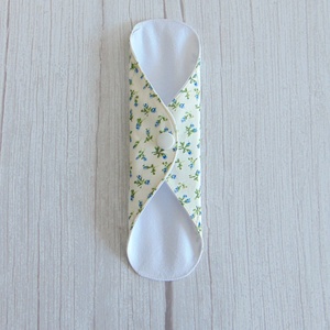 Lara tisztasági betét 19,5 cm / apró kék rózsák / mosható textil betét, mosható tisztasági betét, mosibetét - Meska.hu