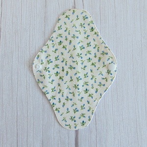 Lara tisztasági betét 19,5 cm / apró kék rózsák / mosható textil betét, mosható tisztasági betét, mosibetét - szépségápolás - intim higiénia - tisztasági betét - Meska.hu