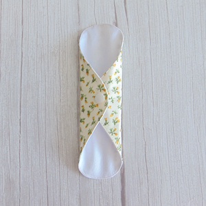 Lara tisztasági betét 19,5 cm / apró sárga rózsák / mosható textil betét, mosható tisztasági betét, mosibetét - Meska.hu