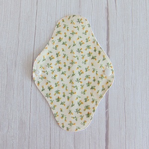 Lara tisztasági betét 19,5 cm / apró sárga rózsák / mosható textil betét, mosható tisztasági betét, mosibetét - szépségápolás - intim higiénia - tisztasági betét - Meska.hu