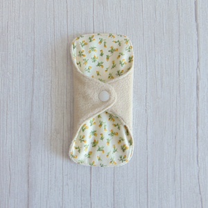 Dana mosható tisztasági betét 16 cm - polár / apró sárga rózsák, Szépségápolás, Intim higiénia, Tisztasági betét, Varrás, MESKA