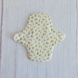 Dana mosható tisztasági betét 16 cm - polár / apró sárga rózsák - szépségápolás - intim higiénia - tisztasági betét - Meska.hu