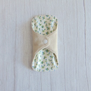 Dana mosható tisztasági betét 16 cm - polár / apró kék rózsák, Szépségápolás, Intim higiénia, Tisztasági betét, Varrás, MESKA