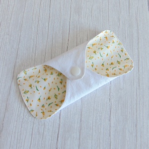 Dana mosható tisztasági betét 16 cm / apró sárga virágok - szépségápolás - intim higiénia - tisztasági betét - Meska.hu