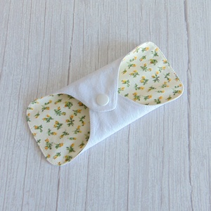 Dana mosható tisztasági betét 16 cm / apró sárga rózsák - szépségápolás - intim higiénia - tisztasági betét - Meska.hu